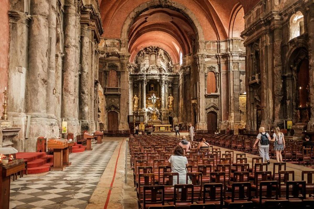 Un grupo de personas de pie en una iglesia
