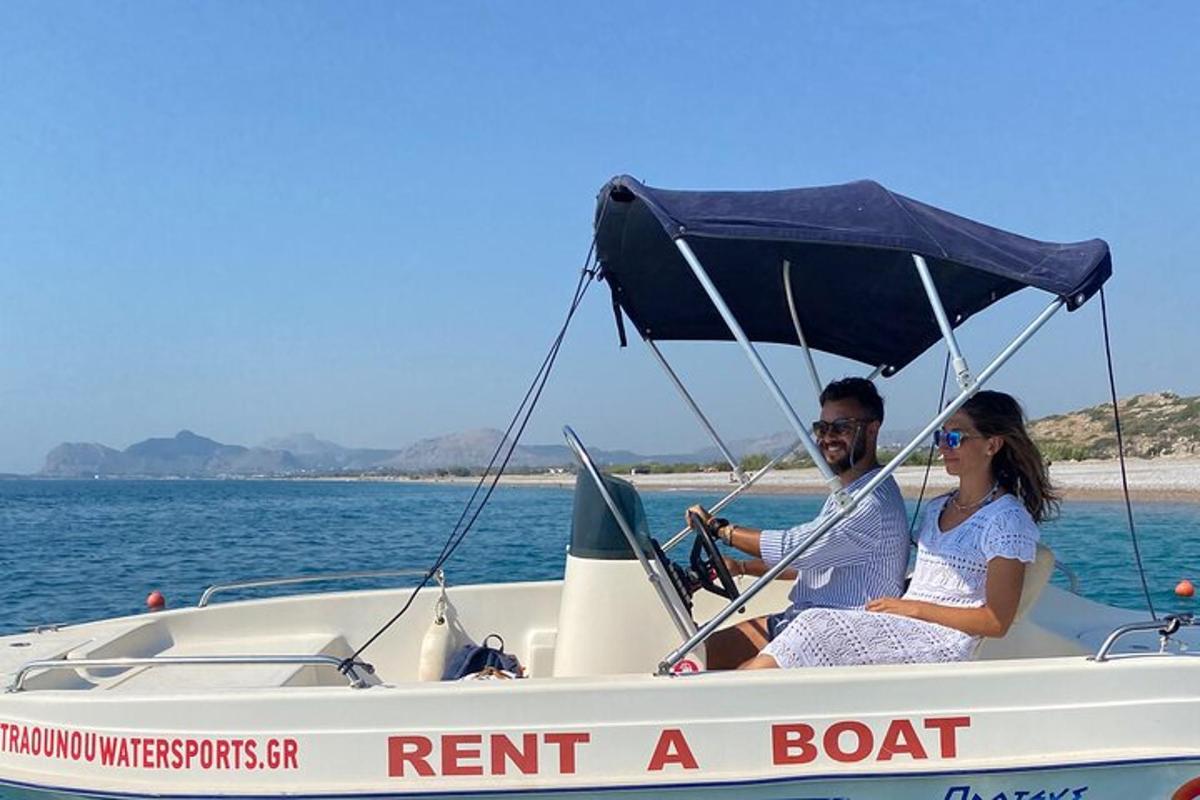Un hombre y una mujer sentados en un bote en el agua