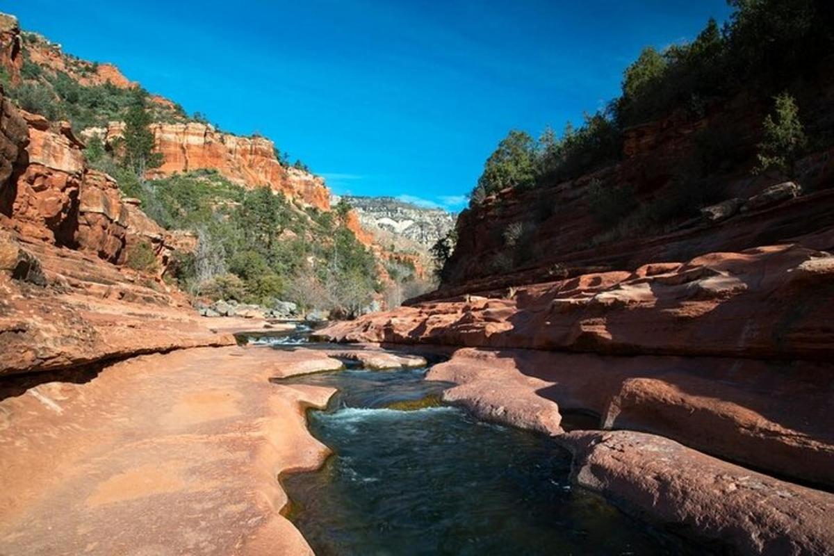 un fiume nel mezzo di un canyon roccioso