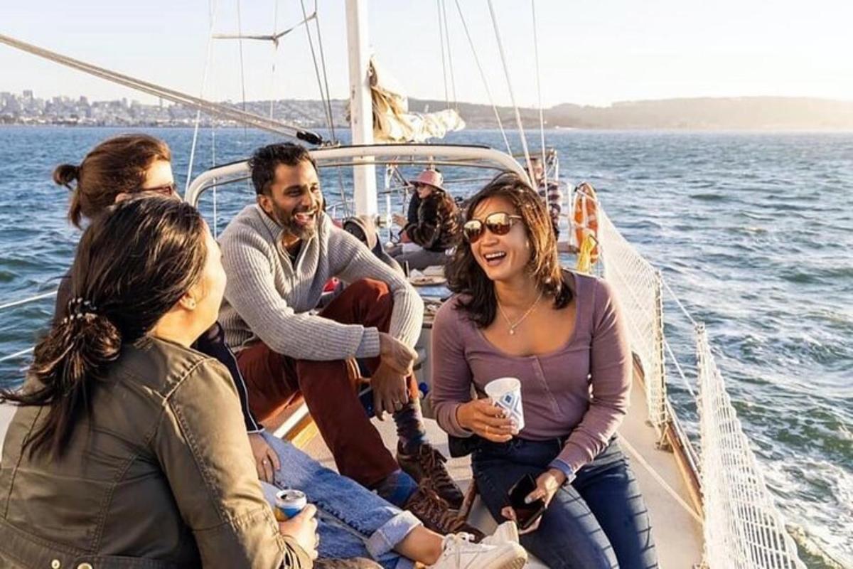 um grupo de pessoas sentadas em um barco na água