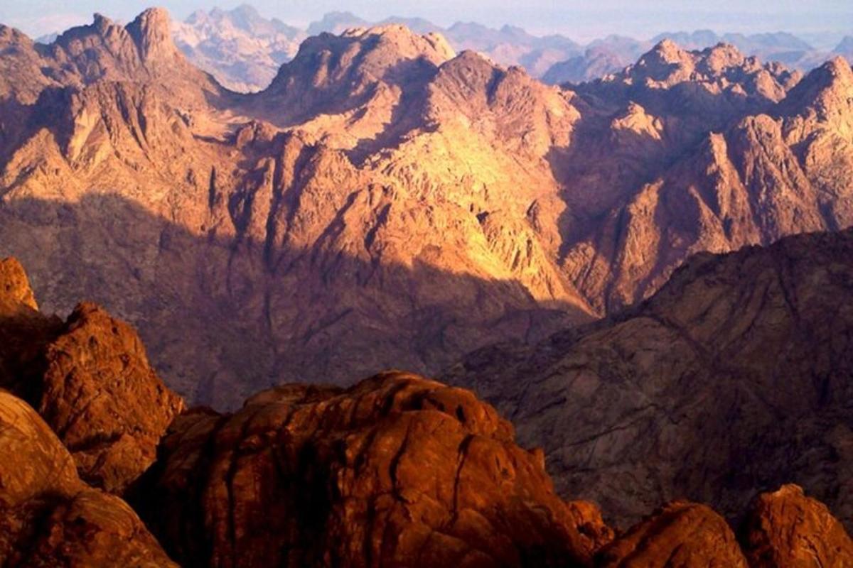 una vista di una catena montuosa con montagne