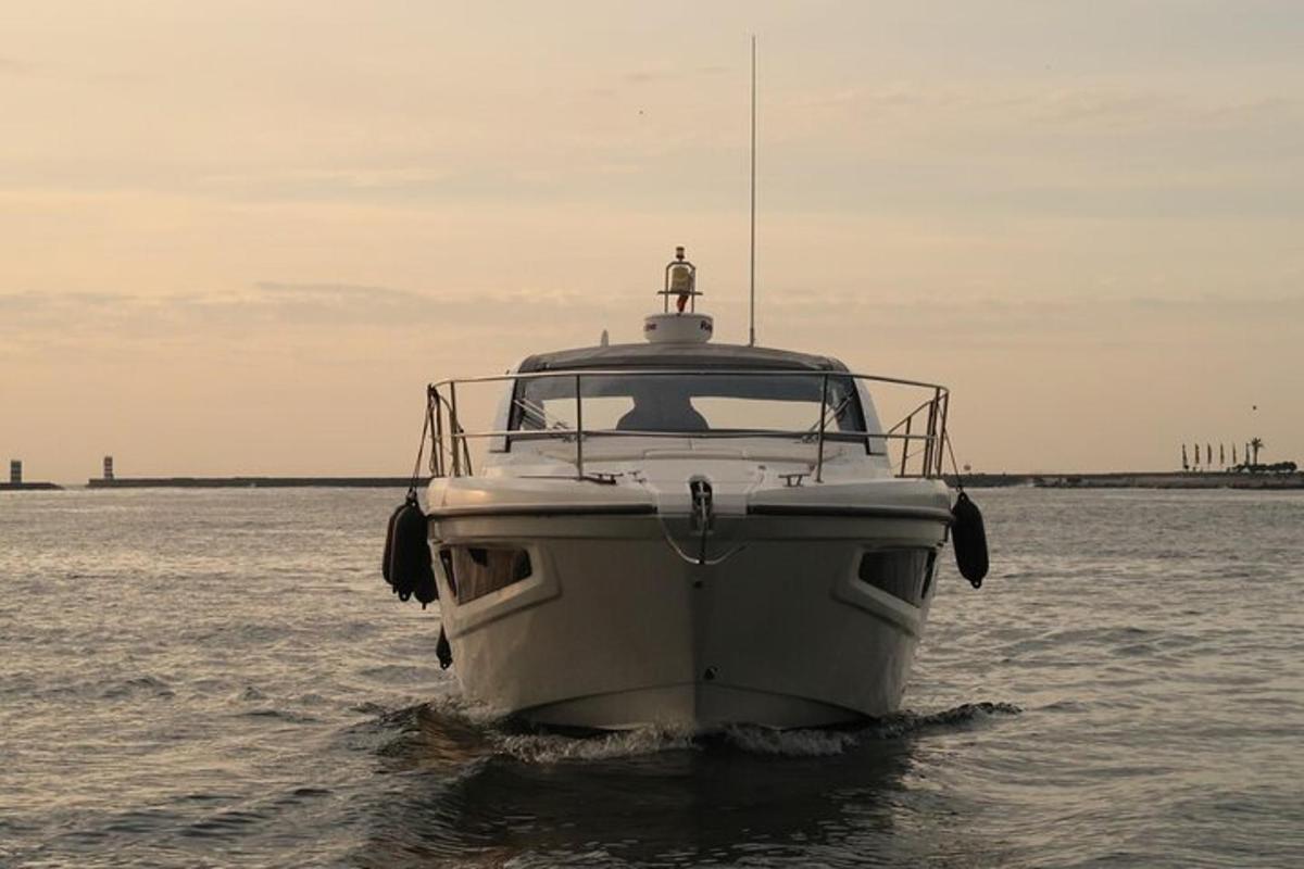 un barco blanco en el agua en el océano