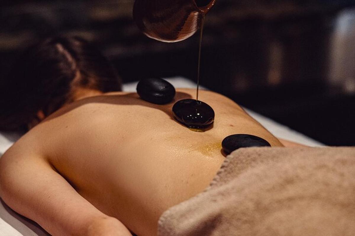 seorang wanita berbaring di dalam tab mandi dengan tuala