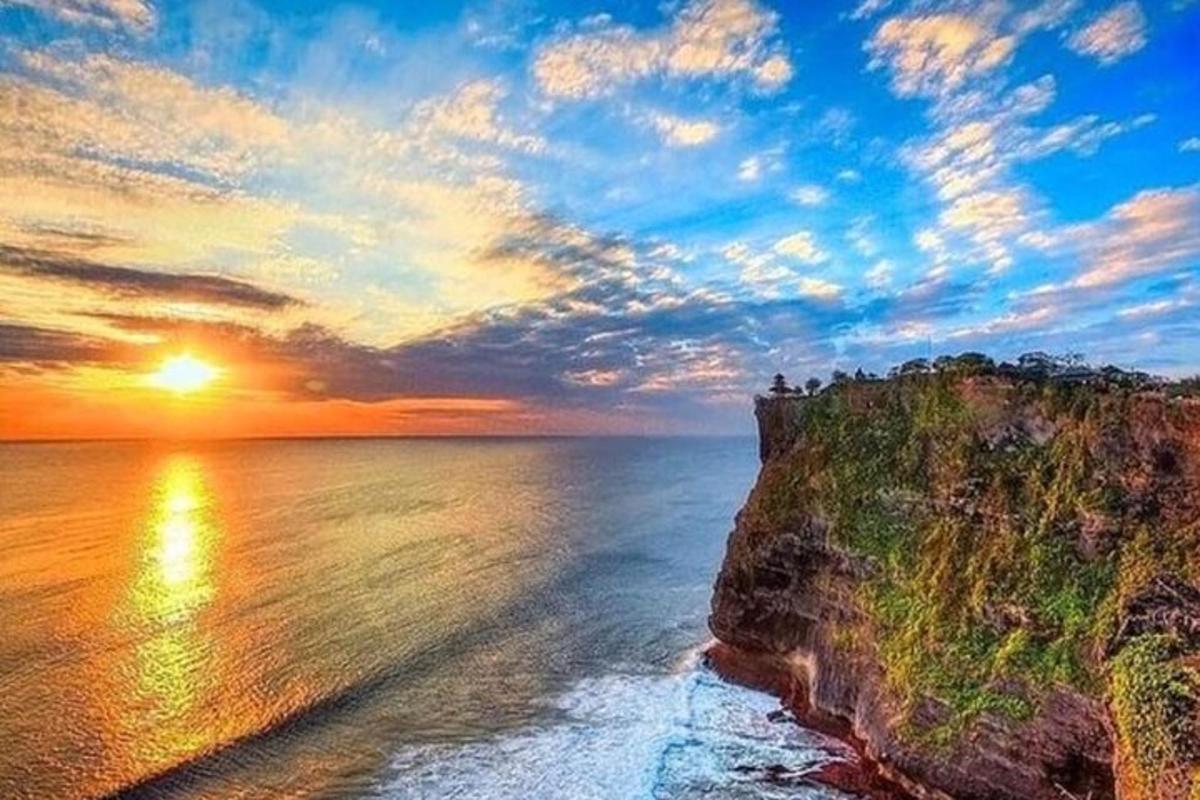 sončni zahod nad oceanom s klifom