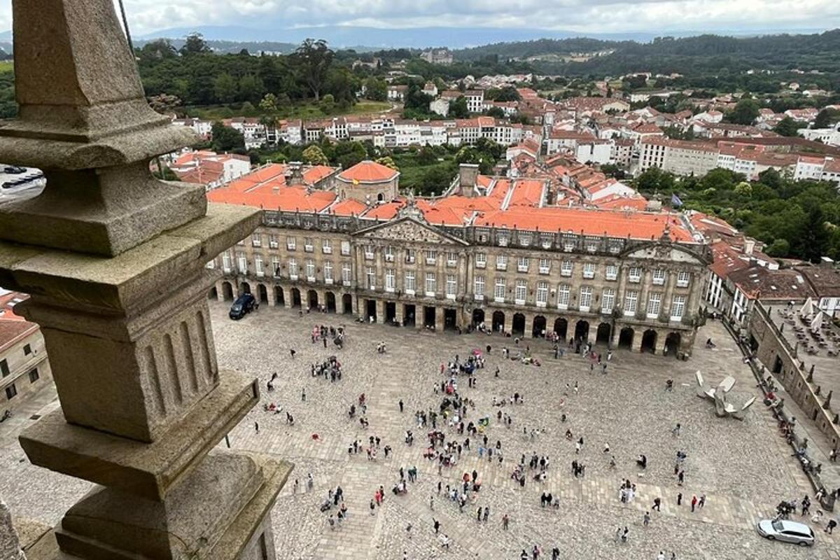 um grupo de pessoas caminhando ao redor de um grande edifício