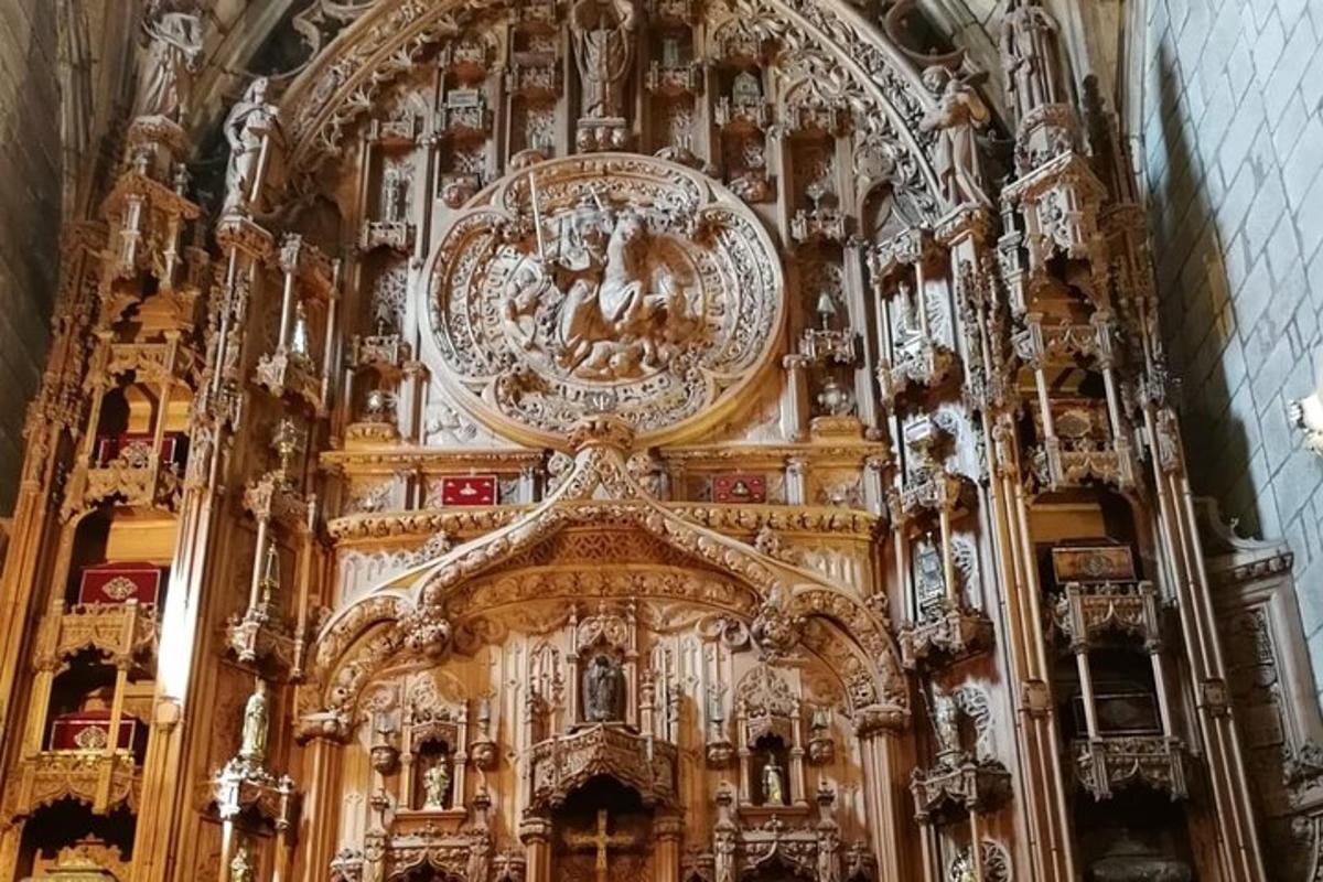 uma igreja ornamentada com um grande altar de madeira