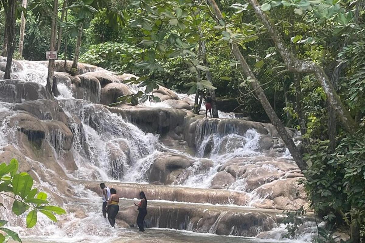 een groep mensen die in een waterval staan