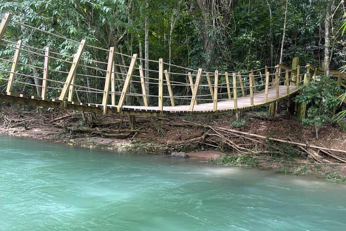 uma ponte de madeira sobre um rio com água