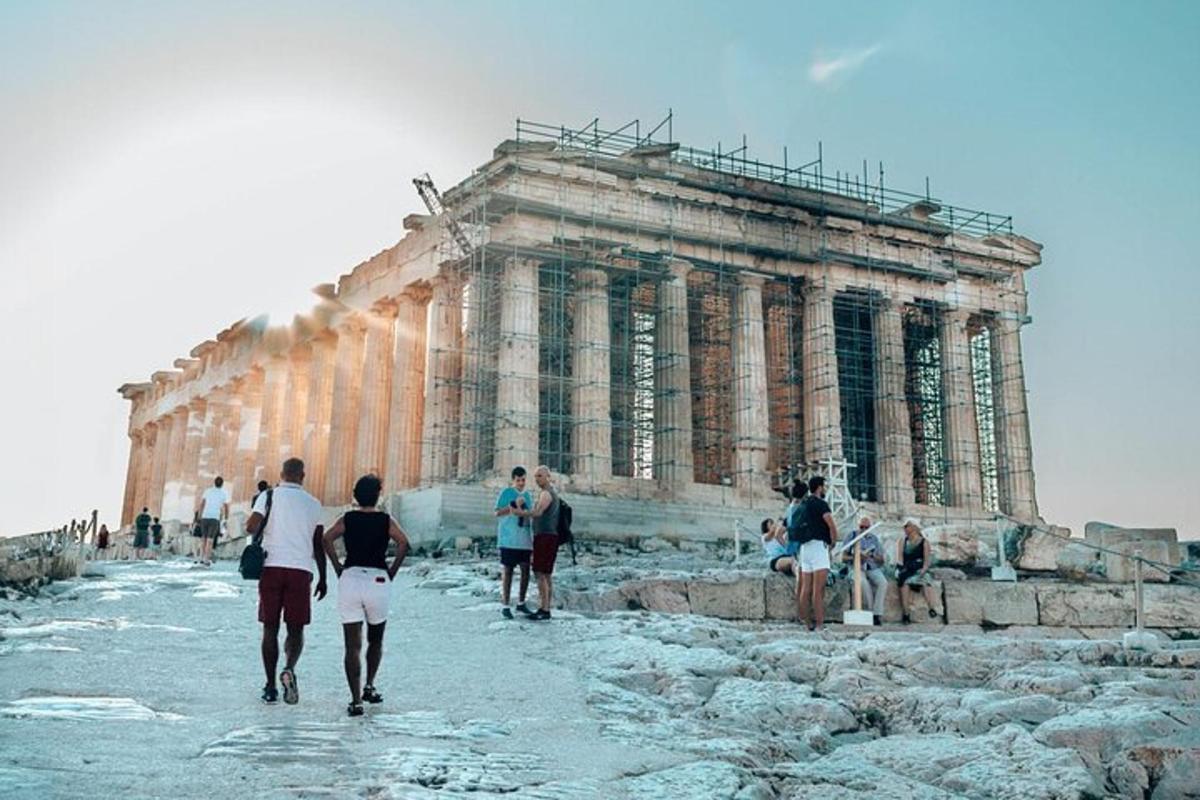 μια ομάδα ανθρώπων που περπατούν μπροστά από ένα κτίριο