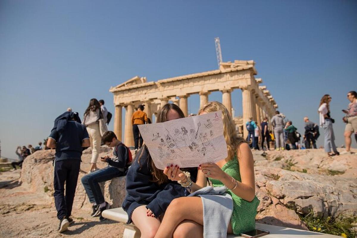 μια ομάδα ανθρώπων που κάθονται στην κορυφή του theukongukongukongukongukongukongukong