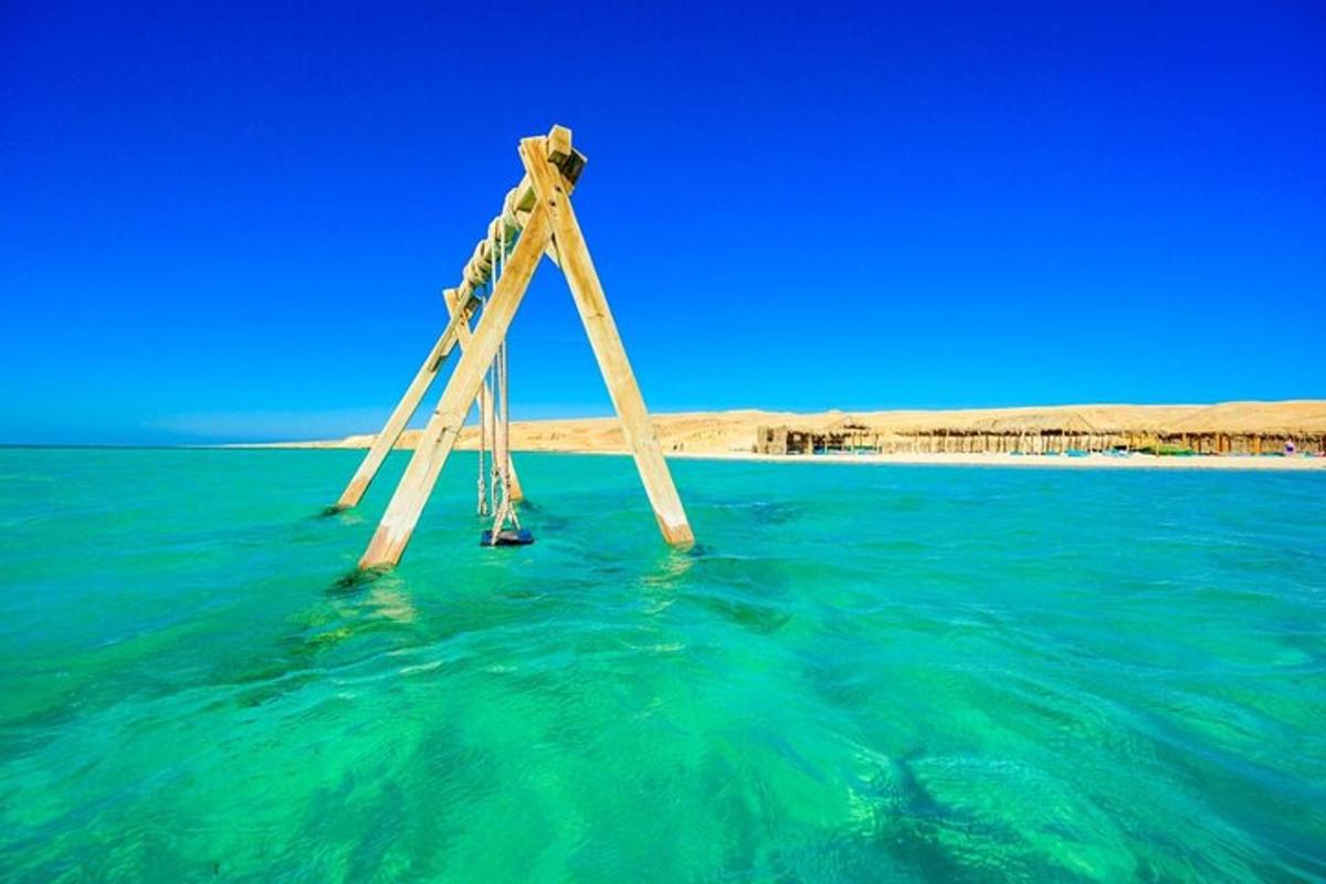 una escalera que sobresale del agua
