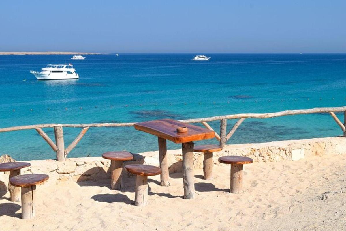 miza za piknik in štirje stoli na plaži