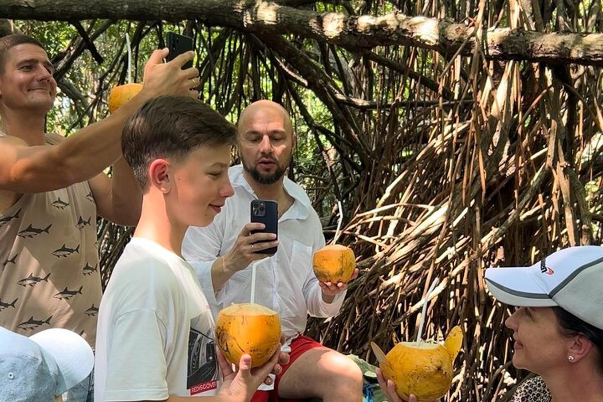 un uomo che scatta una foto a un gruppo di persone