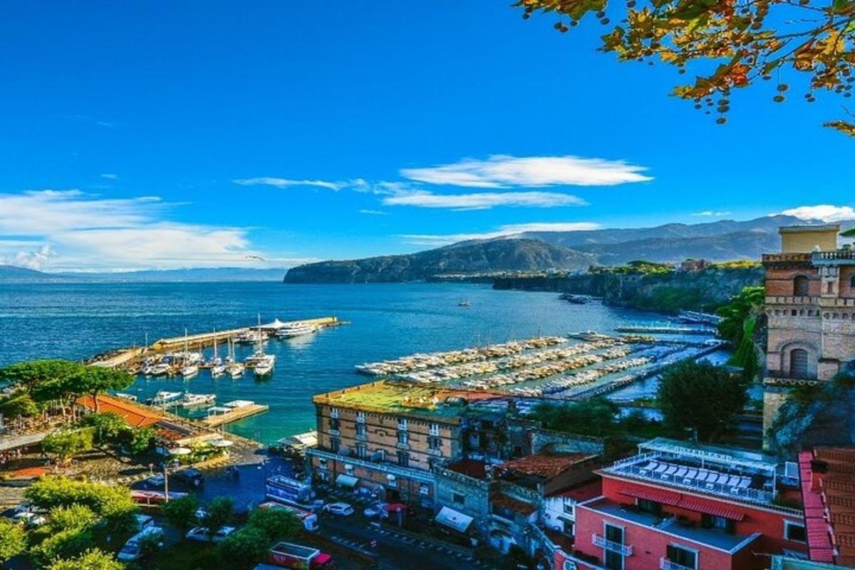 Una vista de un puerto con barcos en el agua.