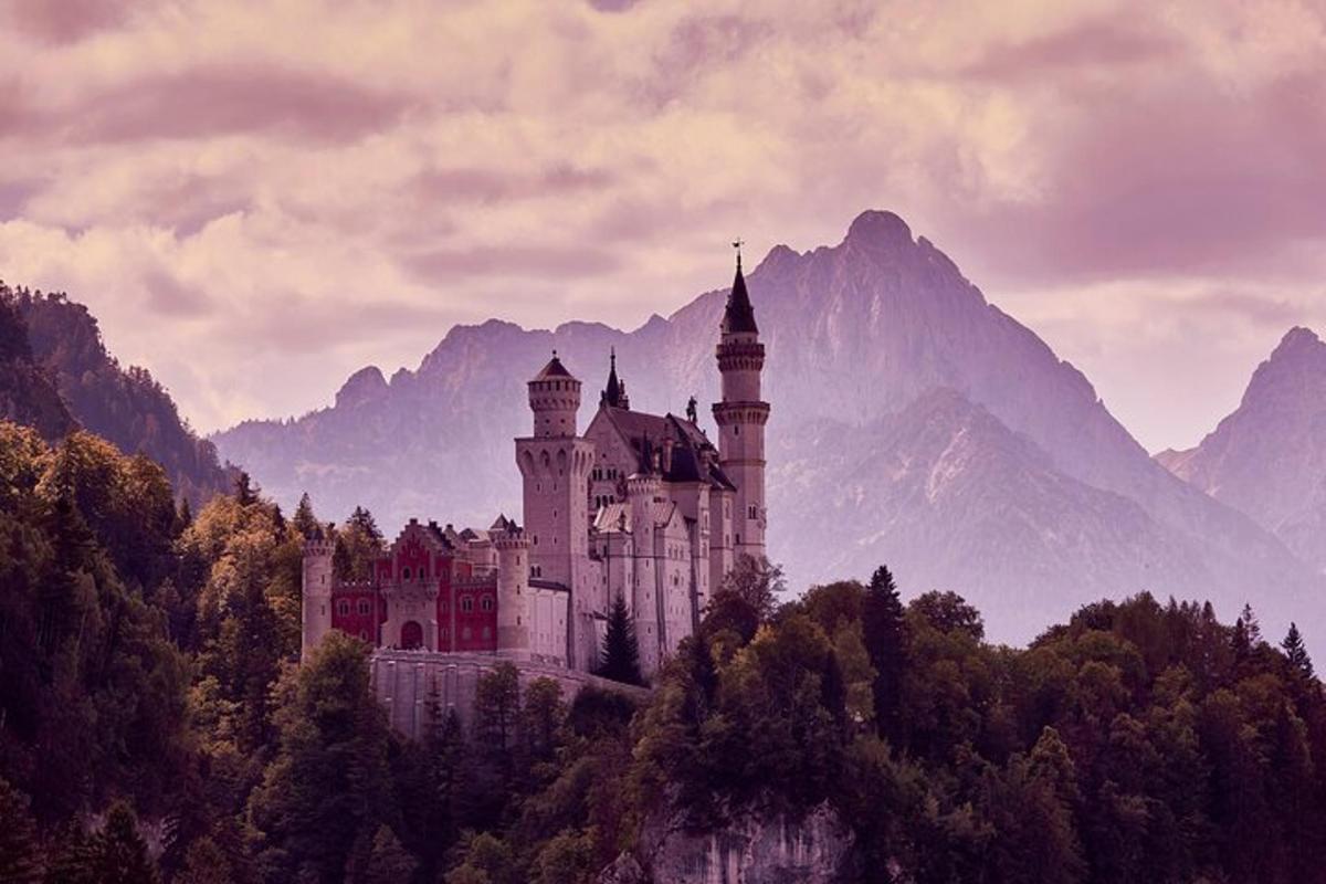 un castello su una collina con le montagne sullo sfondo