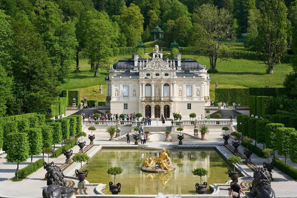 un grande edificio con una fontana di fronte