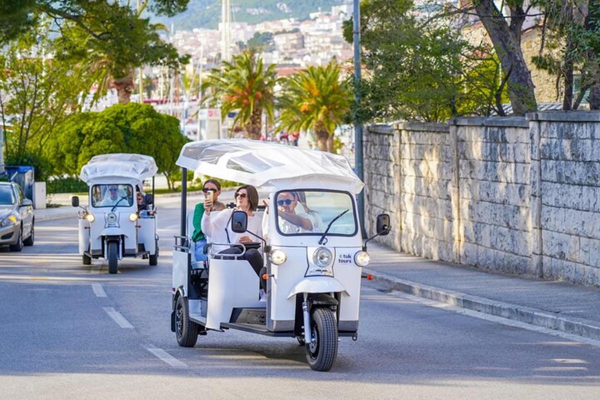 egy csoport ember golfkocsin utazik