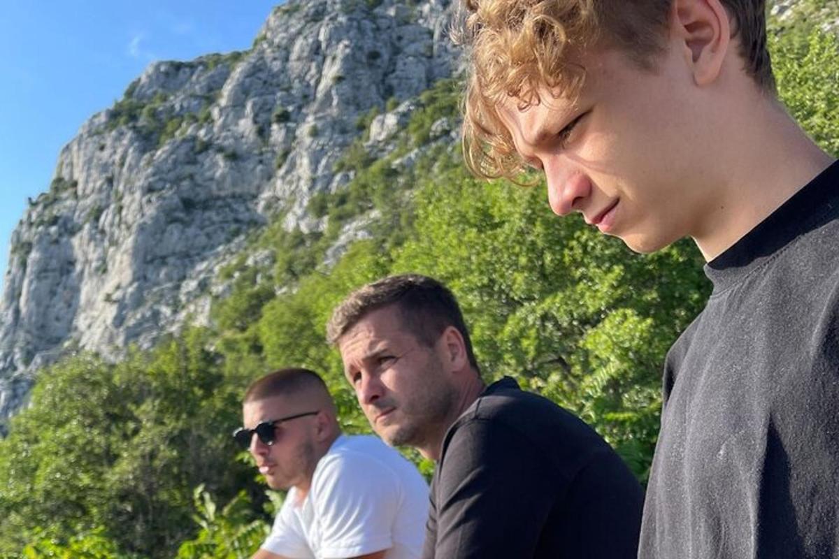 grupp mehi seisab mäe ees
