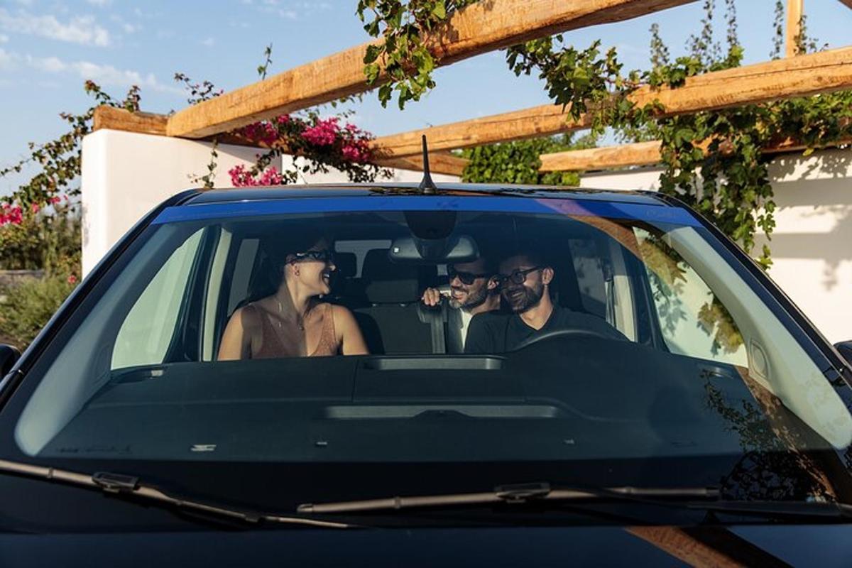 kolm meest istuvad auto tagaistmel