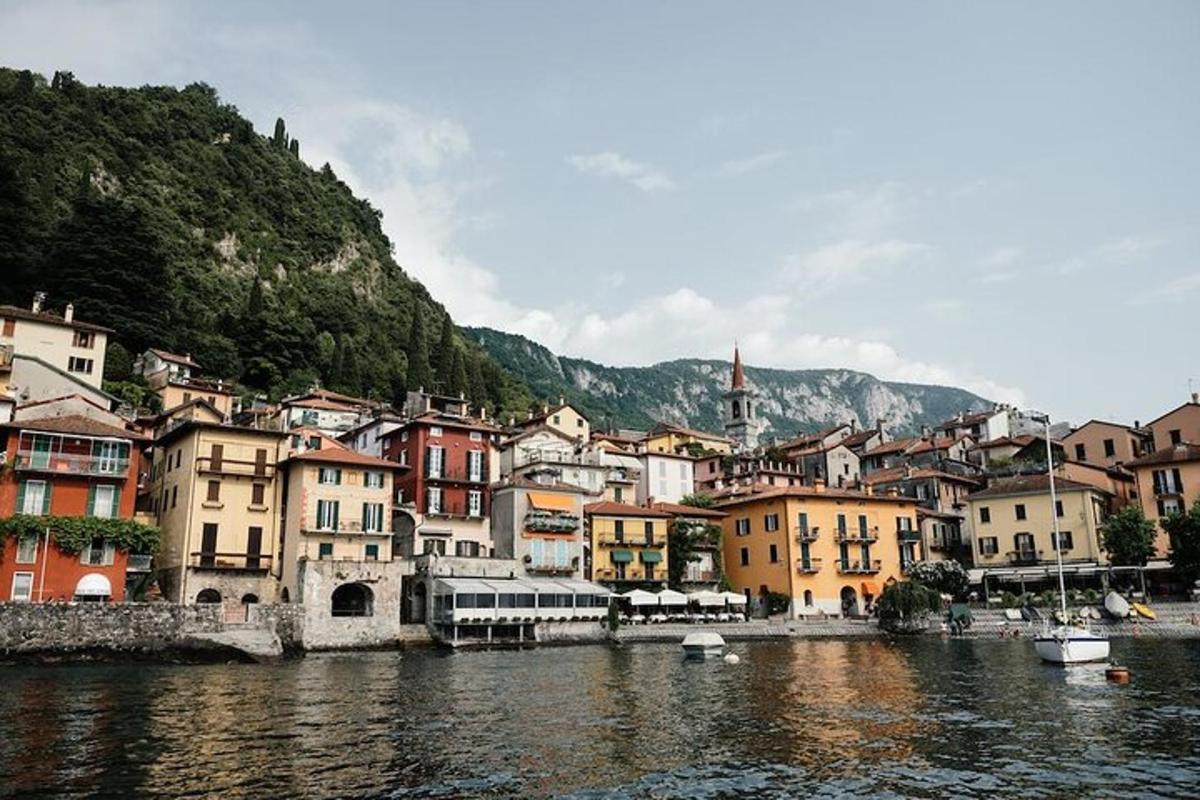 un gruppo di edifici vicino a uno specchio d'acqua