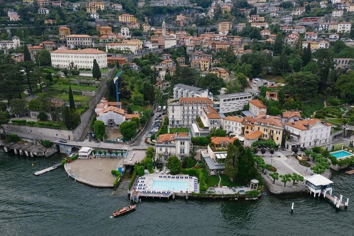una vista aerea di una città sull'acqua