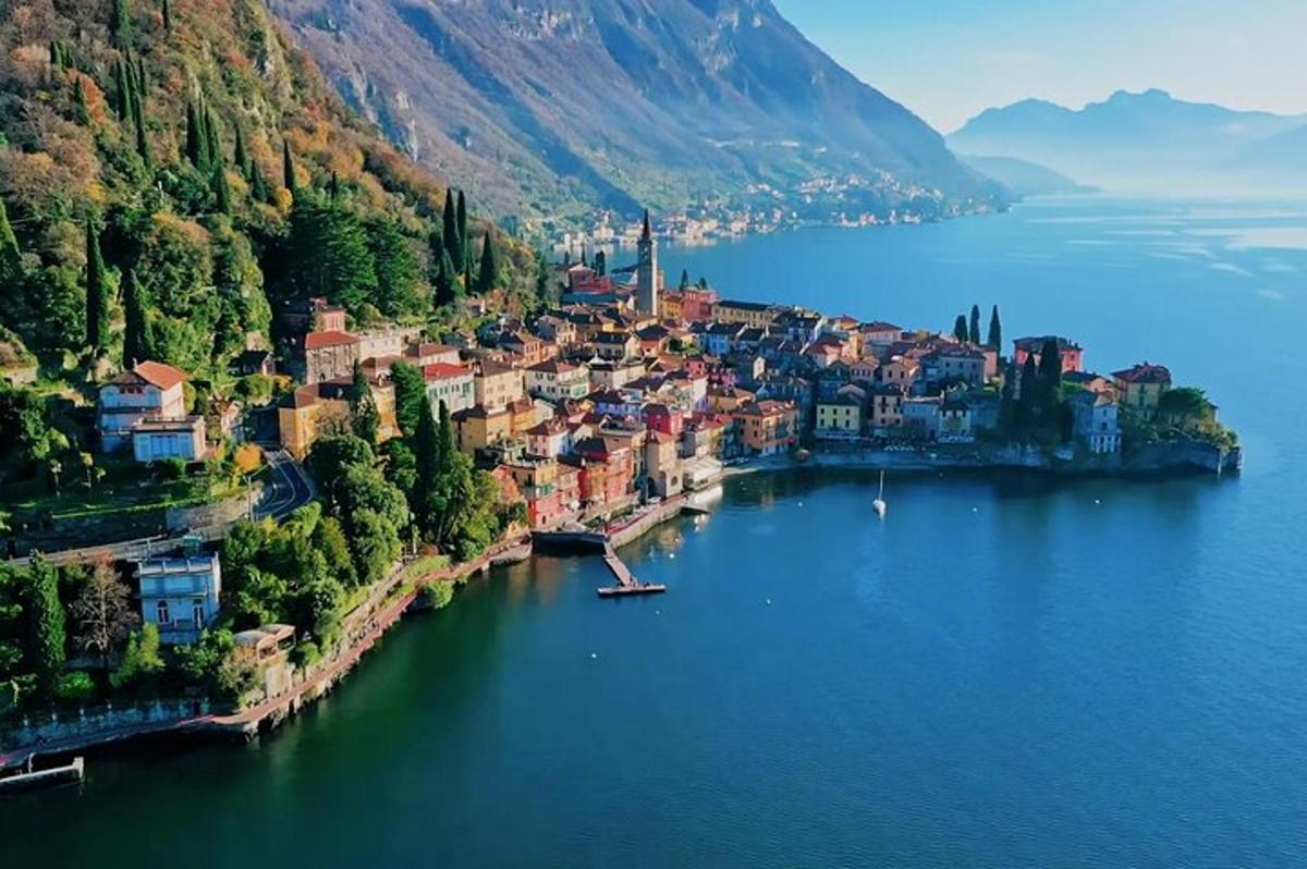 una vista aerea di una città sull'acqua