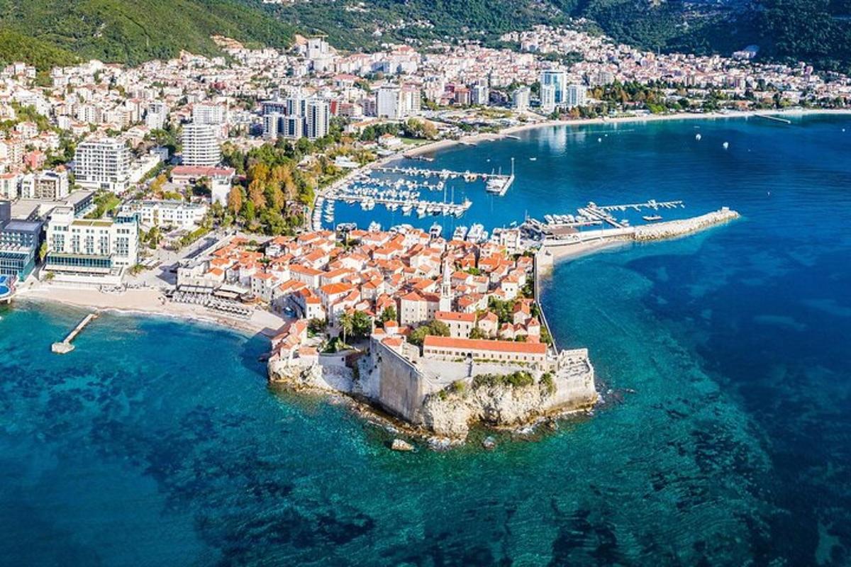 una vista aerea di una piccola isola nell'acqua