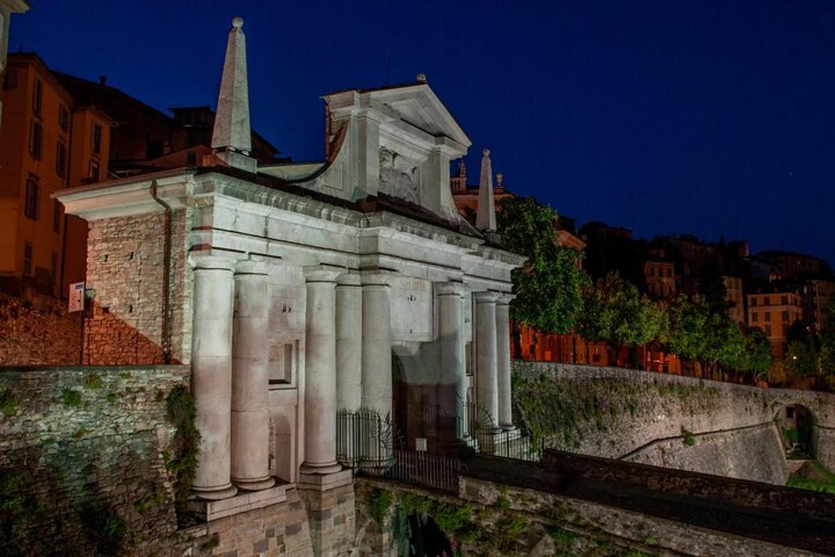um edifício antigo com uma torre no topo de um muro