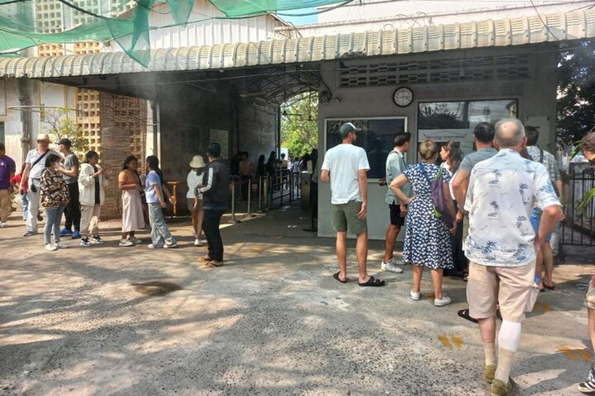 um grupo de pessoas em pé do lado de fora de um prédio