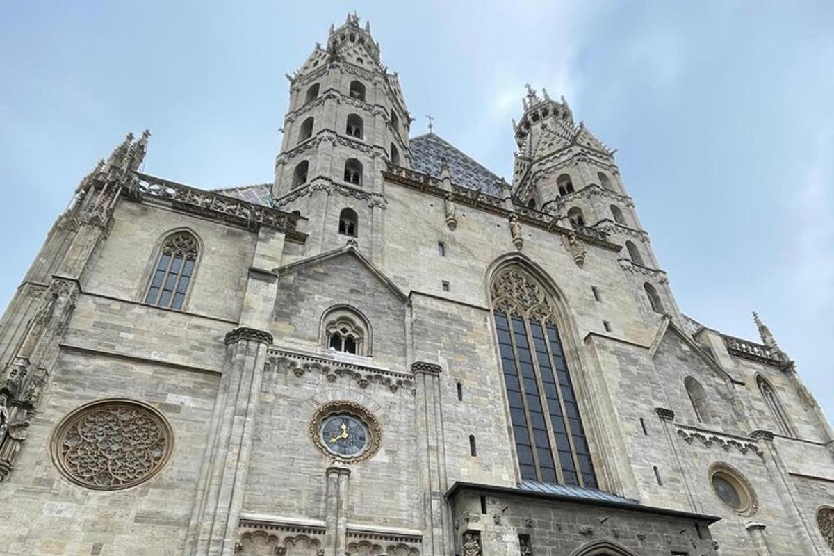uma grande igreja de pedra com um relógio