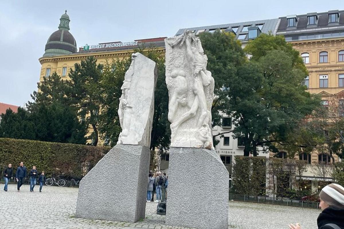 uma estátua em uma praça em frente a um prédio