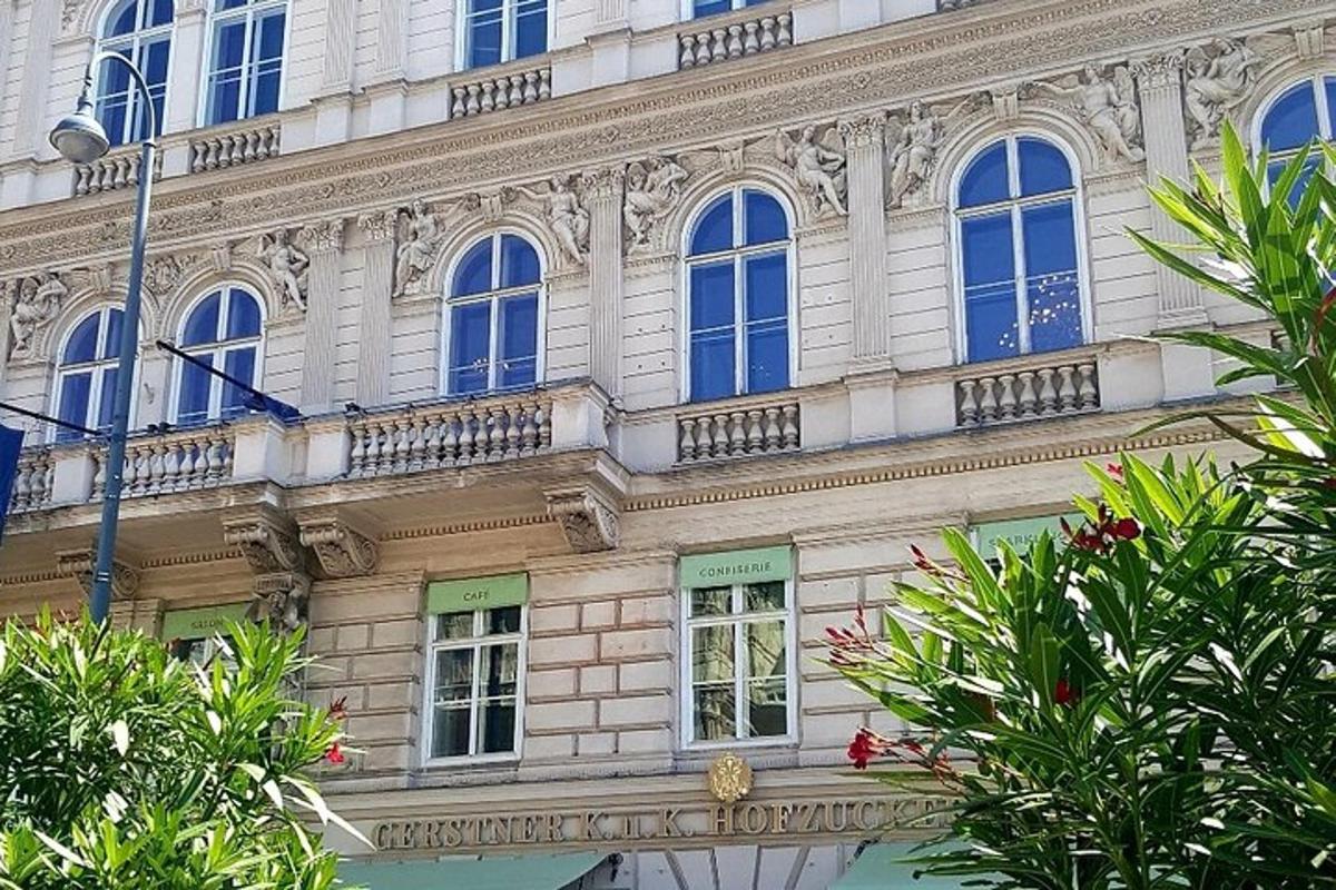 um prédio com janelas azuis e árvores na frente