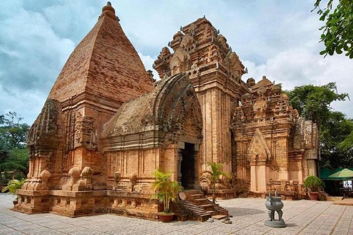 un gran edifici de pedra amb una torre