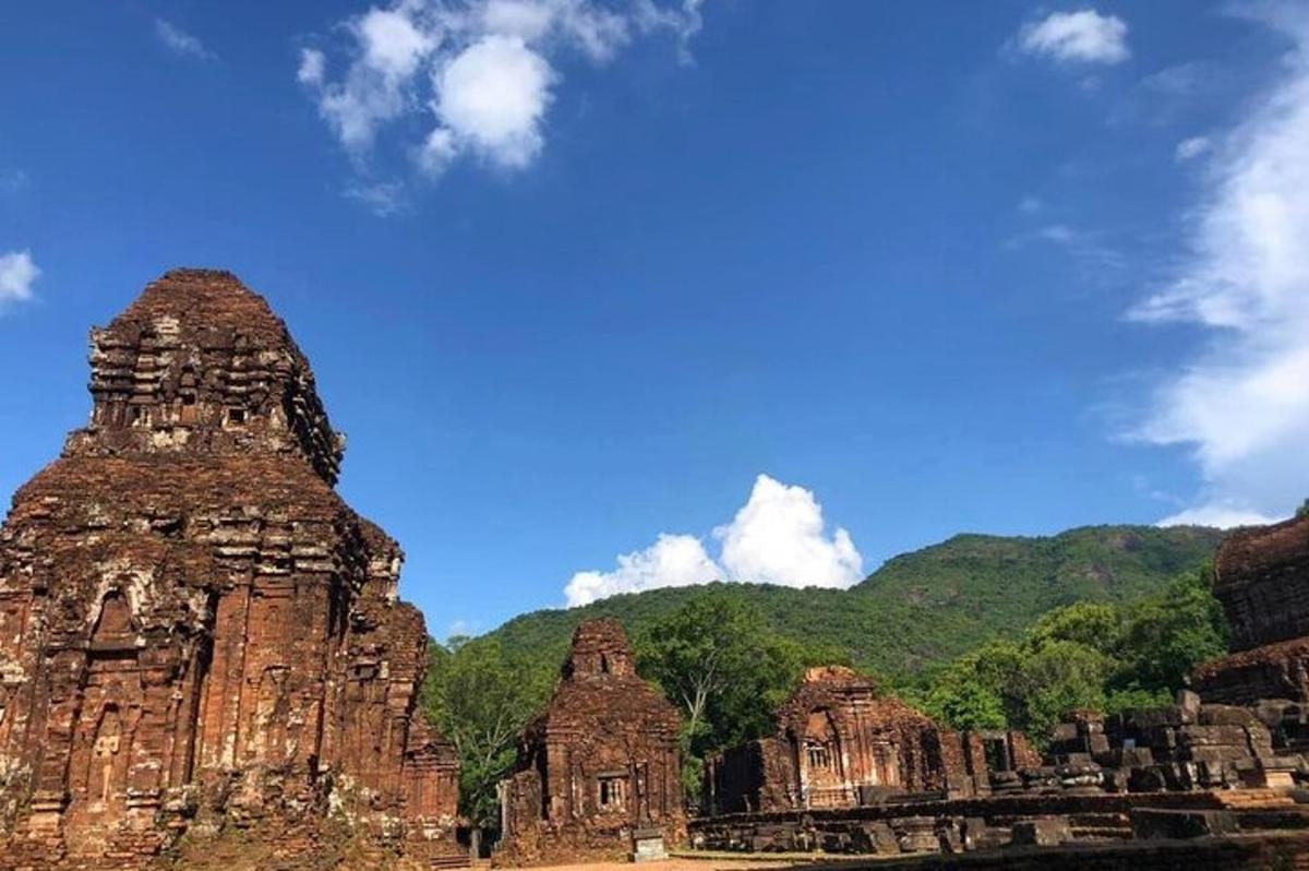 un grup de temple în fața unui munte