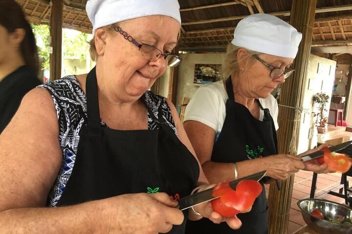 dues dones preparen menjar a la cuina