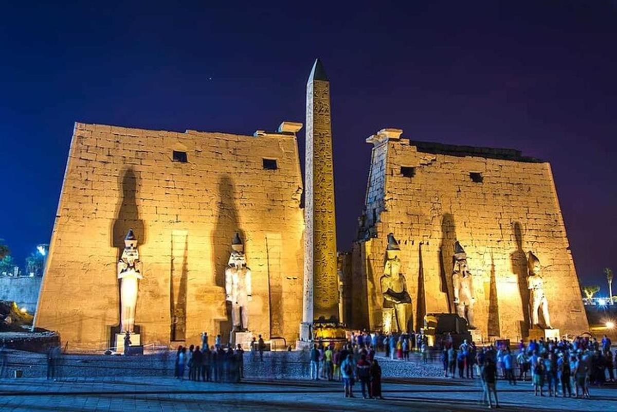 un grup de persones dempeus davant d'un edifici