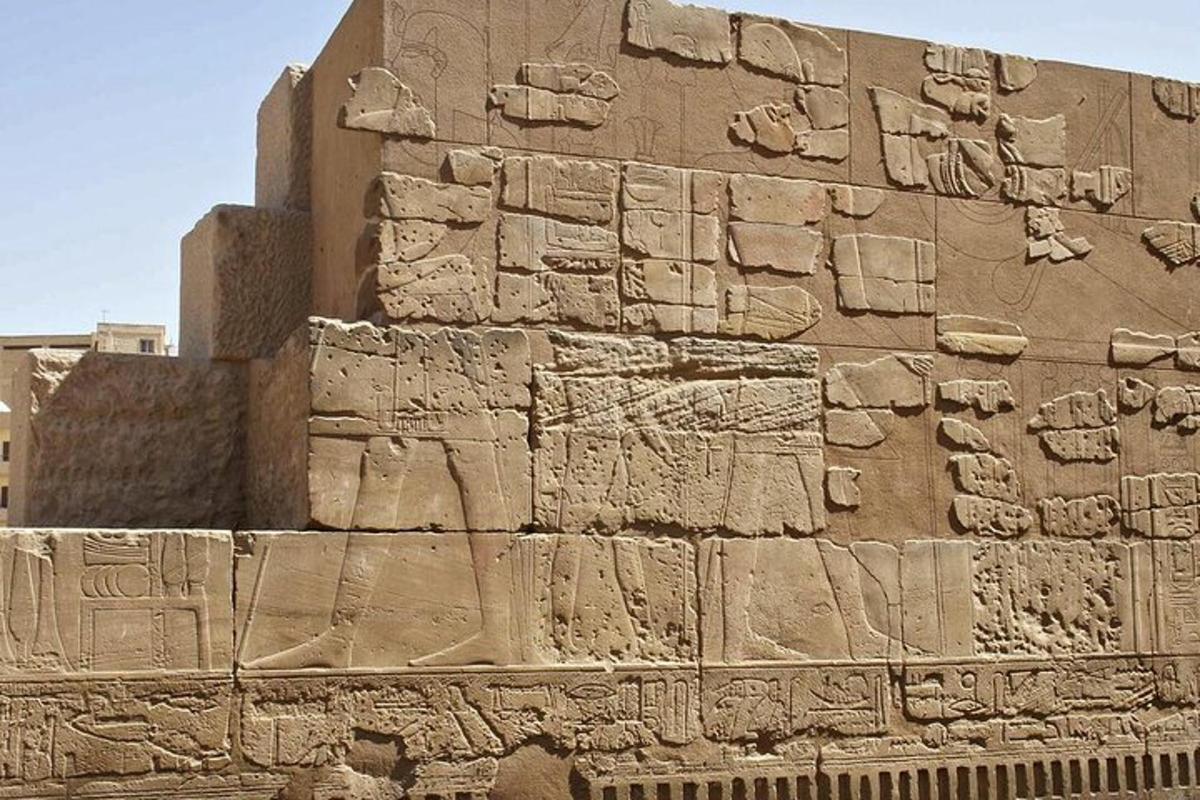 un mur de pedra amb jeroglífics