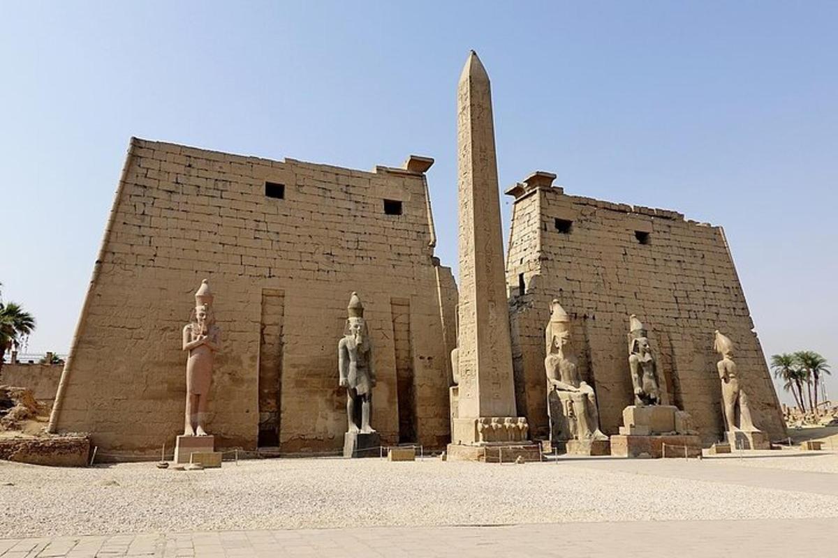 un edifici amb estàtues de dones i un obelisc
