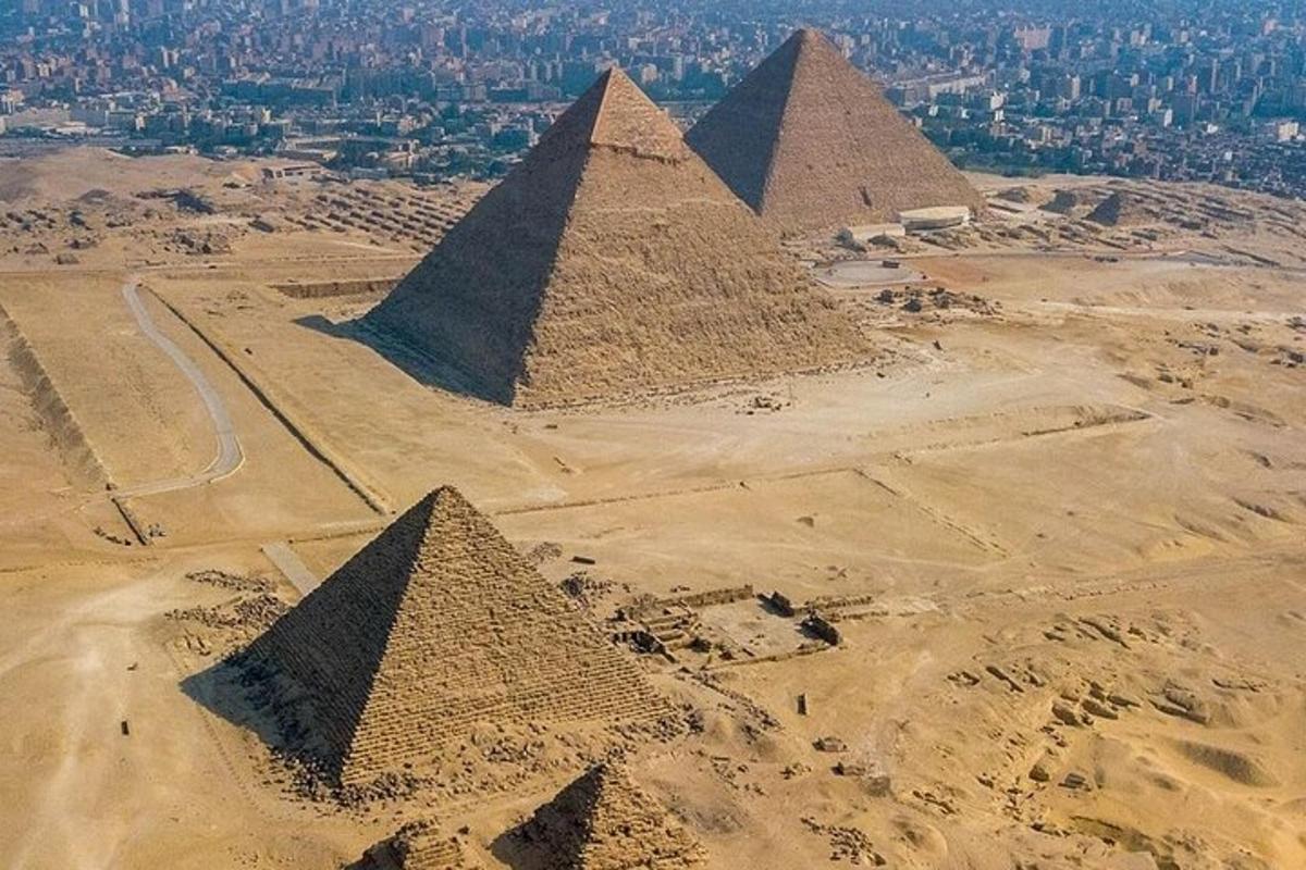 ilmakuva pyramideista aavikolla