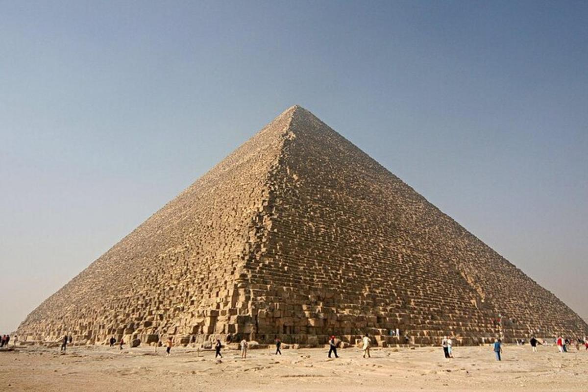 pyramidi, jonka edessä seisoo ihmisiä