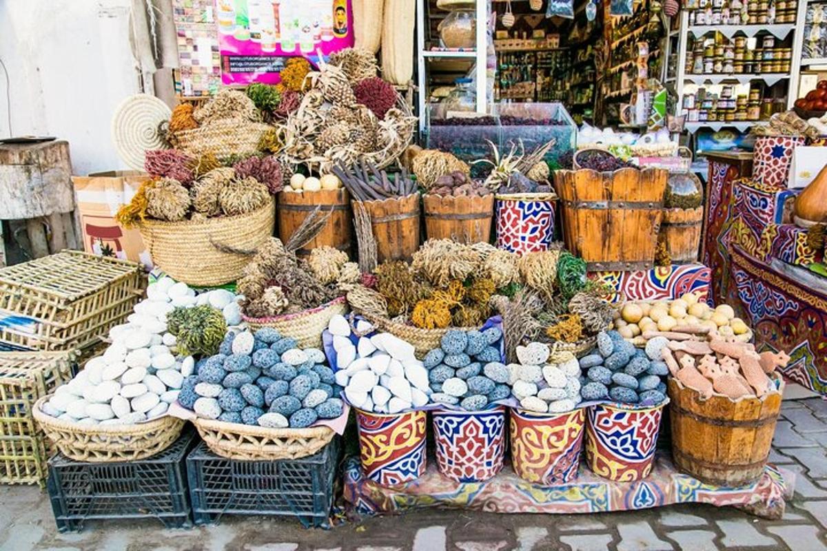 pasar dengan bakul buah-buahan dan sayur-sayuran dipamerkan