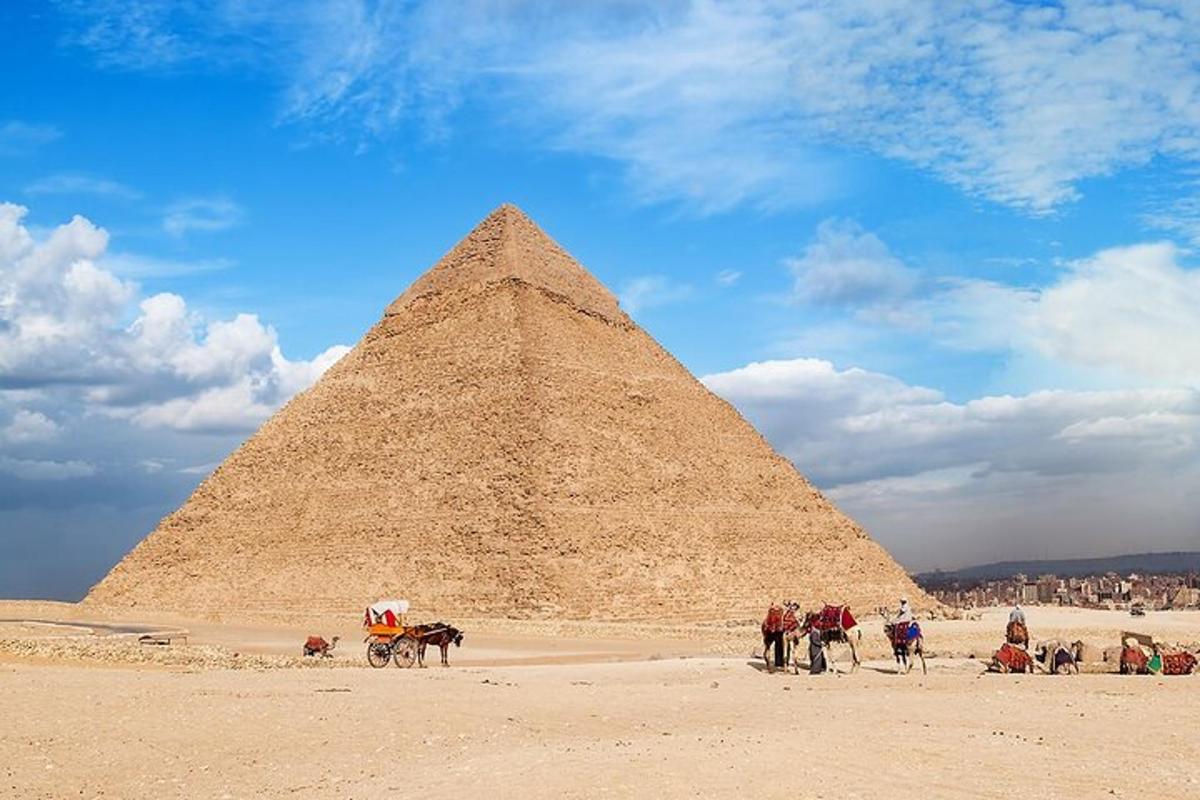 ryhmä ihmisiä seisoo pyramidin edessä