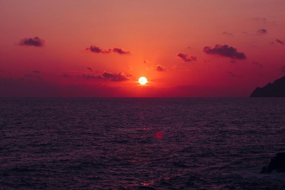 západ slunce nad oceánem se sluncem na obloze