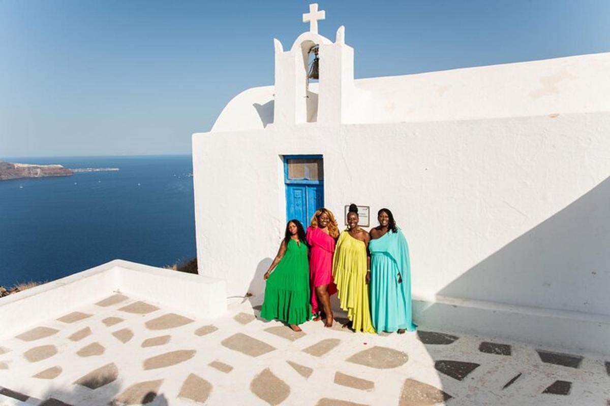 un gruppo di donne in piedi davanti a una chiesa