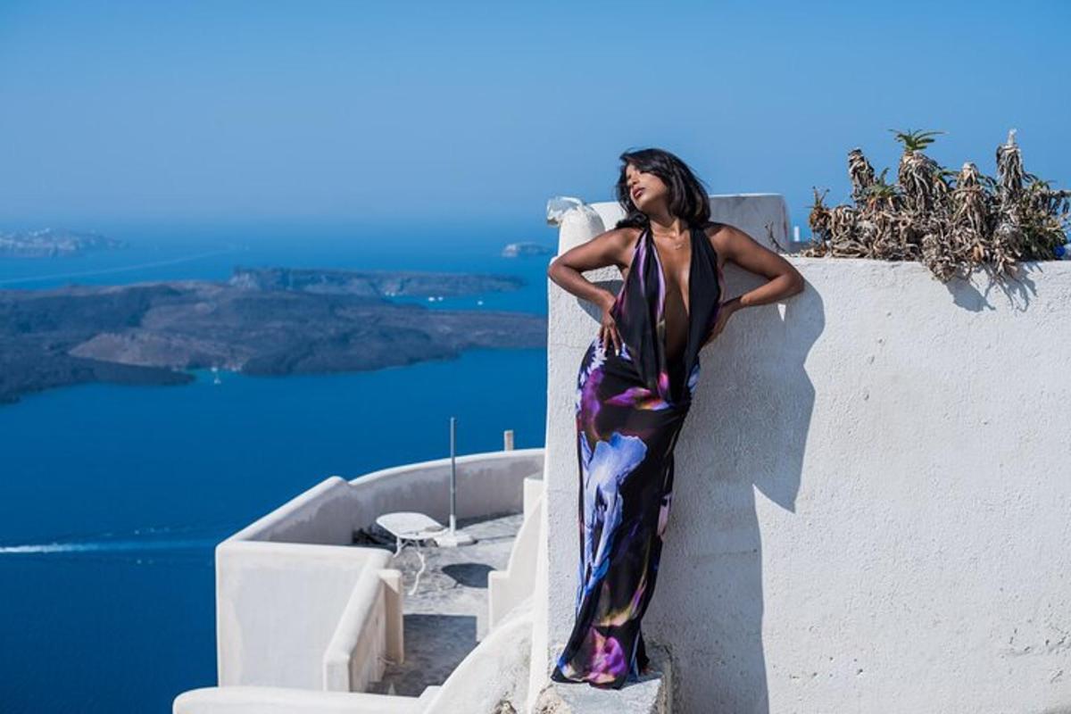 μια γυναίκα που στέκεται στην άκρη ενός τοίχου