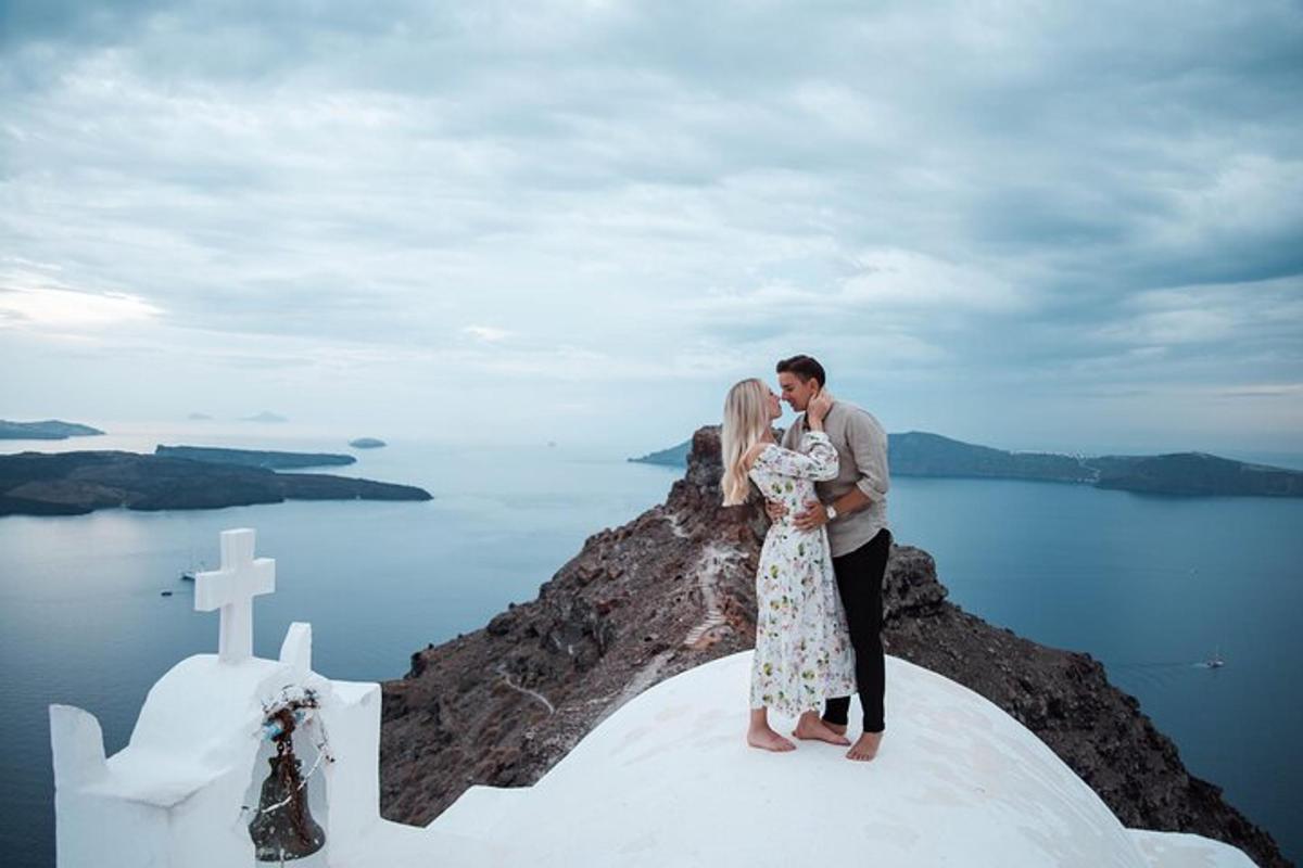 ένας άντρας και μια γυναίκα που στέκονται στην κορυφή ενός βουνού