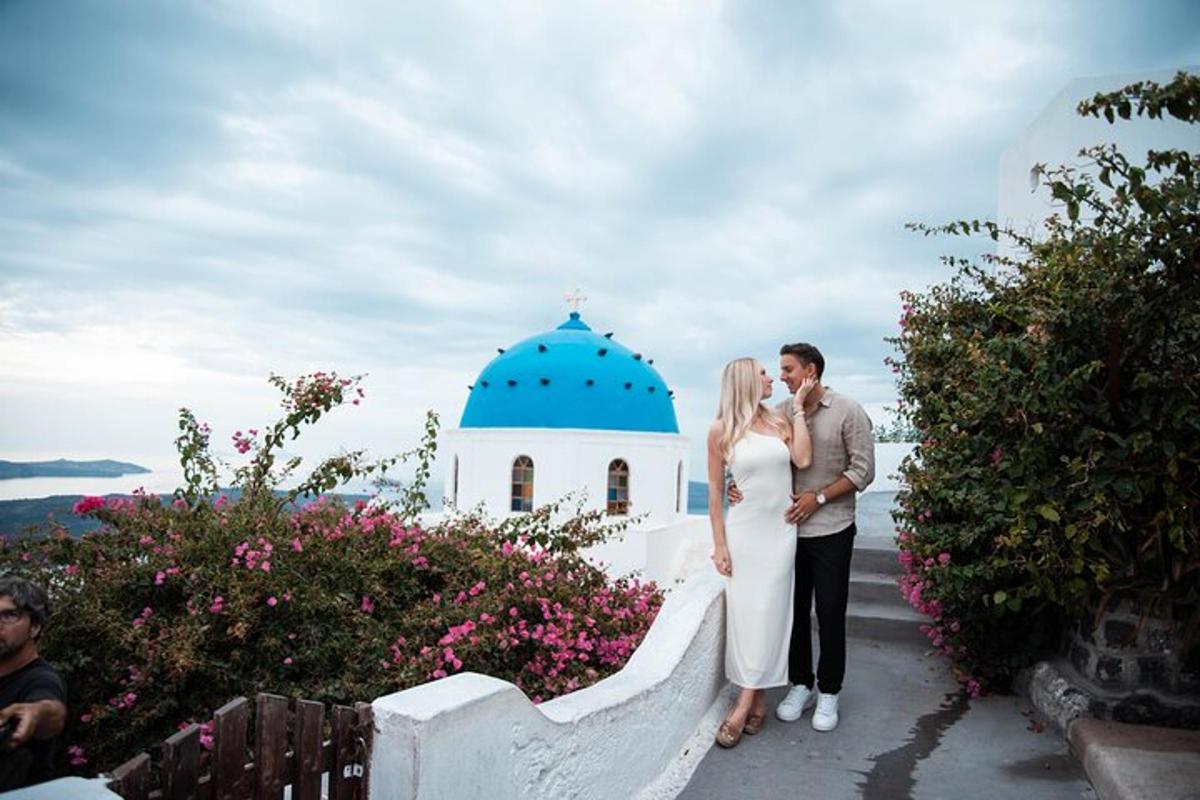 una sposa e uno sposo in piedi davanti a un edificio