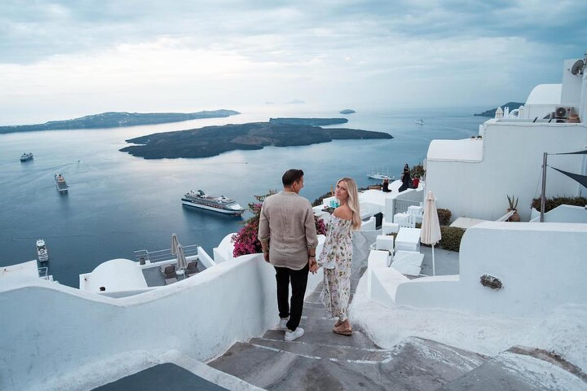 ένας άνδρας και μια γυναίκα στέκονται στην άκρη ενός κτιρίου
