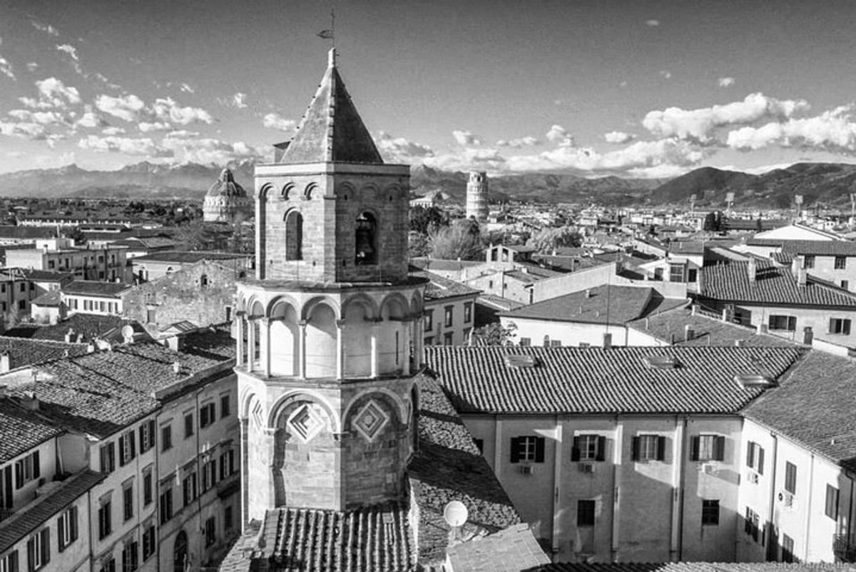 o fotografie alb-negru a unui oraș cu un turn cu ceas