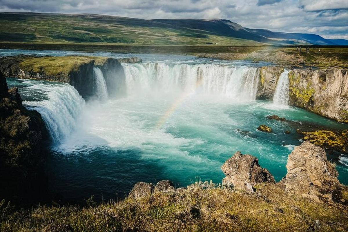 un arc-en-ciel au bout d'une cascade